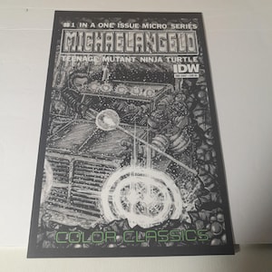 Può includere: Copertina di fumetto in bianco e nero con Michelangelo delle Tartarughe Ninja. La copertina include il testo "MICHAELANGELO" e "COLOR CLASSICS". L'illustrazione raffigura una scena con un veicolo e un personaggio.