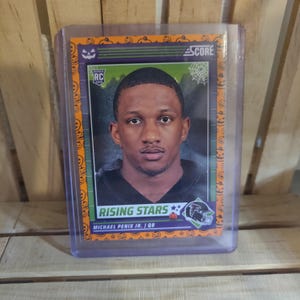Tarjeta de fútbol con base naranja de Halloween de Michael Penix Jr RC 2024 Panini Score, jugador estrella de los Atlanta Falcons