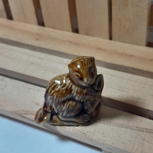 Wade England Beaver Red Rose Tea Figurine Collectible Animal