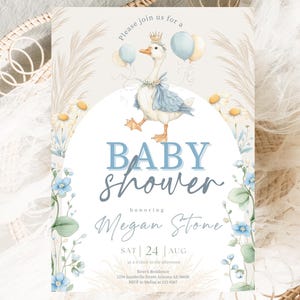Könnte beinhalten: Babyparty-Einladung mit einer Gans, die eine Krone trägt und Luftballons hält. Die Einladung hat eine weiche, neutrale Farbpalette mit floralen und botanischen Akzenten. Der Text enthält "Baby Shower" und Details für Megans Stone's Party.