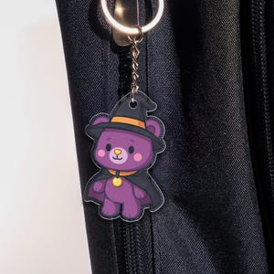 Hexe Bär Schlüsselanhänger, süßer Halloween Teddy Schlüsselanhänger, Kawaii Goth Taschenanhänger, gruseliges Hexen Accessoire, lila Bär Schlüsselanhänger