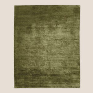 Peut inclure: Un tapis rectangulaire vert olive avec une surface douce et texturée. Le tapis a un aspect moelleux et un léger éclat, suggérant un matériau de haute qualité. La couleur est une teinte sourde et terreuse, adaptée à divers styles de design d'intérieur.