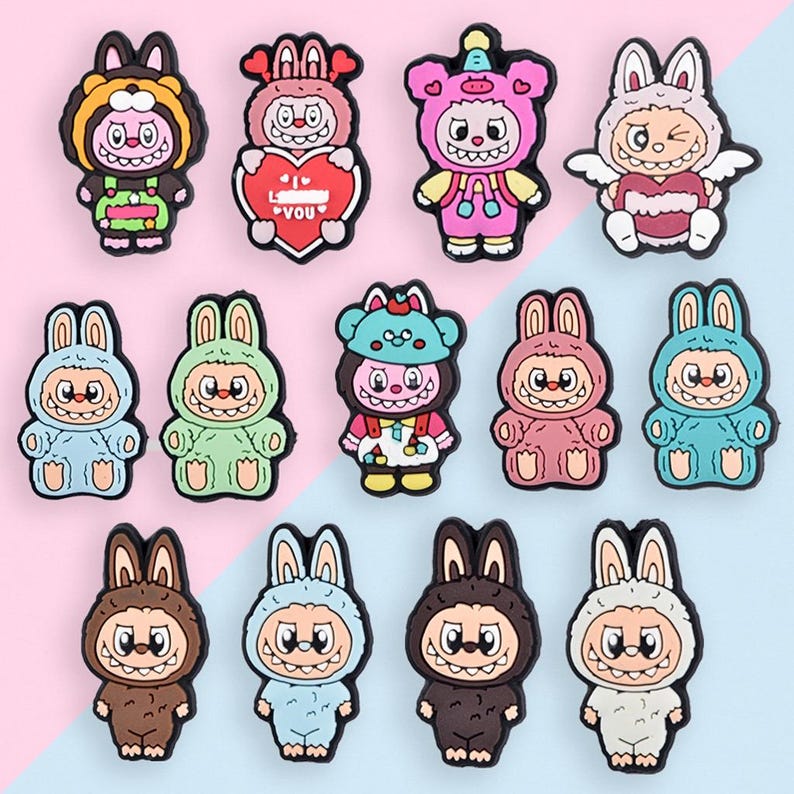 Puede incluir: Una colecci&oacute;n de amuletos de personajes de dibujos animados coloridos, cada uno con un dise&ntilde;o &uacute;nico. Los amuletos tienen la forma de un conejito que lleva diferentes atuendos y sostiene varios objetos. La paleta de colores incluye rosa, azul, marr&oacute;n y verde.