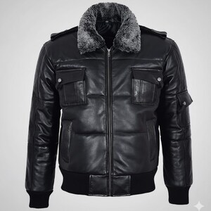 Puede incluir: Chaqueta de cuero negro con cuello de piel sintética gris. La chaqueta presenta múltiples bolsillos, cierre de cremallera frontal y dobladillo y puños acanalados. La chaqueta es de estilo bomber.