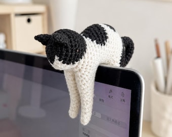 Spersonalizowana pluszowa kotka robiona na szydełku, ręcznie robiony amigurumi na biurko, spersonalizowana pamiątka dla zwierzaka