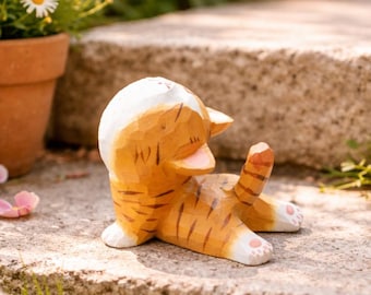 Ręcznie rzeźbiona drewniana figurka kota | Ręcznie robiona miniaturowa figurka kota | Uroczy mały drewniany kotek | Dekoracja biurka | Wyjątkowy prezent