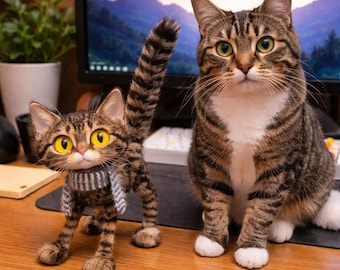 手作りの白いパイプクリーナーで作られた猫のぬいぐるみ、ミニチュアの子猫の彫刻、ふわふわのデスクデコレーション