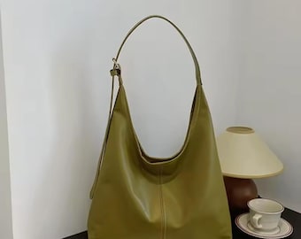 Borsa a tracolla Hobo color verde oliva con tracolla regolabile, ideale per l'università.