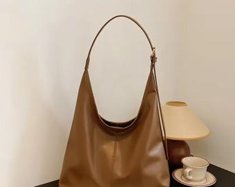 Borsa a tracolla Hobo color marrone chiaro con tracolla regolabile, ideale per l'università.