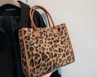 Borsa tote morbida in peluche con motivo leopardato e bottoni automatici.