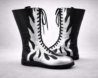Botas de lucha libre negras con llamas plateadas – Botas altas de cuero personalizadas para ring – Equipamiento profesional de lucha libre hecho a mano – Calzado de alto rendimiento para hombres y mujeres
