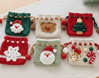Peut inclure: Six petits sacs à cordon faits à la main au crochet avec des motifs de Noël. Chaque sac présente un motif festif différent, dont le Père Noël, un renne, un sapin de Noël, un flocon de neige et des bonhommes en pain d'épices, en rouge, vert et crème.