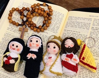 Catholic Crochet Doll Keychain – Mini Jesus Mary Nun Amigurumi Plush, Handmade Christian Gift, Baptism Confirmation Religious Keepsake