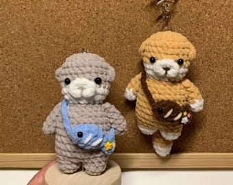 Gehäkelter Otter Schlüsselanhänger - Amigurumi Plüsch Schlüsselanhänger, Süßer Otter mit Fisch Taschenanhänger, Geschenk für Tierliebhaber