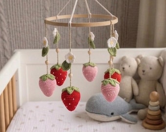 Móvil de fresas a crochet para bebé: móvil de cuna hecho a mano con abejas y flores, decoración de fresas para habitación infantil, regalo para baby shower.