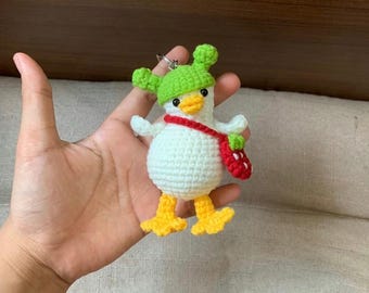 Handmade Crochet Duck Keychain – Cute Amigurumi Stuffed Animal with Green Hat, Bag Charm, Kawaii Plush Toy, Gift for Her