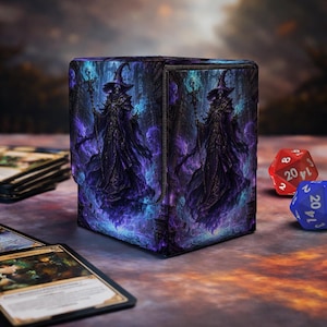 Può includere: Un portamazzo quadrato con un'illustrazione dark fantasy di una figura in tunica e cappello a punta che impugna un bastone luminoso, circondata da energia magica viola e blu, posizionato vicino a un mazzo di carte e due dadi poliedrici.