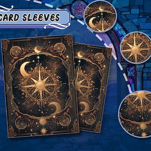 Puede incluir: Dos fundas para cartas con un diseño celestial que presenta una rosa de los vientos, lunas crecientes y estrellas en dorado sobre un fondo oscuro. El texto "CARD SLEEVES" se muestra en una pancarta azul. También hay imágenes circulares decorativas.