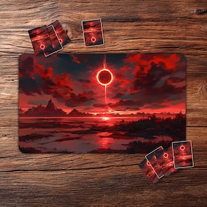 Puede incluir: Un tapete de juego y un juego de cartas con un paisaje dramático y ardiente con un gran sol rojo brillante. El tapete y las cartas muestran un diseño a juego de cielo rojo, montañas y agua, creando una estética cohesiva.