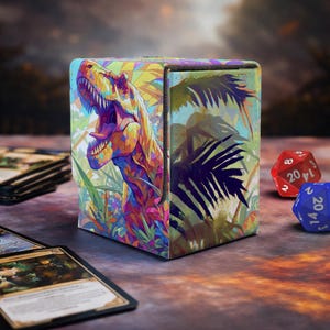 Puede incluir: Caja de almacenamiento de cartas en forma de cubo con un diseño de dinosaurio geométrico colorido. La caja presenta una vibrante ilustración de T-Rex con un fondo de selva. Dados y cartas de juego visibles.