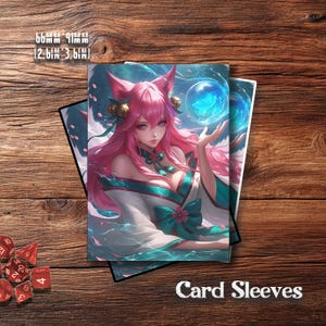 Könnte beinhalten: Kartenhüllen mit einer Fantasy-Anime-Illustration einer Frau mit rosa Haaren und Fuchsohren. Die Hüllen sind 6,6 cm x 9,1 cm groß. Der Text "Card Sleeves" ist unten aufgedruckt.