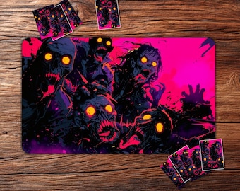 Może przedstawiać: Mata do gier i zestaw kart z ilustracją o tematyce zombie. Mata ma jaskraworóżowe tło z grupą zombie z jasnożółtymi oczami. Widocznych jest również kilka pasujących kart.