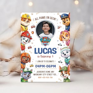 Op de afbeelding: Een rechthoekige verjaardagsuitnodiging met Paw Patrol-figuren, een cirkelvormig fotokader en de tekst: ALL PAWS ON DECK! LUCAS is turning 3 JOIN US TO CELEBRATE 04PM-06PM JACKSON'S HOME ANY WHEREANY CITY STREET 123... RSVP +123-456-789.