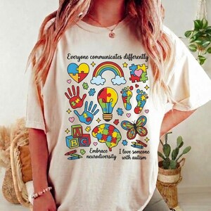 Paquete de 6 PNG de moda para concienciar sobre el autismo (nuevo 2026), cada persona se comunica de forma diferente (PNG), mamá con autismo (PNG), diseño de cinta de rompecabezas (descarga digital) imagen 2