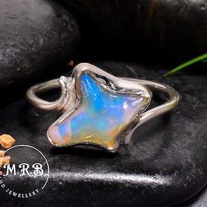 Anillo de plata de ley hecho a mano con ópalo etíope en bruto y piedras preciosas.