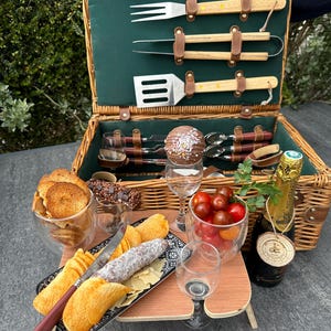 Barbecue picnic baskets