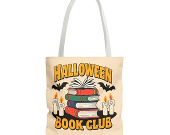 Puede incluir: Bolso tote beige con asas blancas. El diseño presenta una pila de libros, murciélagos, velas y las palabras "Halloween Book Club" en naranja y negro. Un accesorio divertido para los amantes de los libros.
