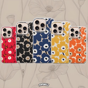 Puede incluir: Cinco fundas para teléfono con estampados florales en rojo, negro, azul marino, amarillo y naranja. Cada funda tiene un borde transparente y un recorte para la cámara. El fondo presenta un diseño floral y la marca "POPSHELLZ".