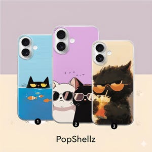 Può includere: Tre custodie per telefono con disegni di gatti. Una custodia è azzurra con un gatto nero nell'acqua, un'altra è lilla con due gatti con occhiali da sole, e l'ultima è beige con un gatto nero che beve una bevanda. Il marchio "PopShellz" è in basso.