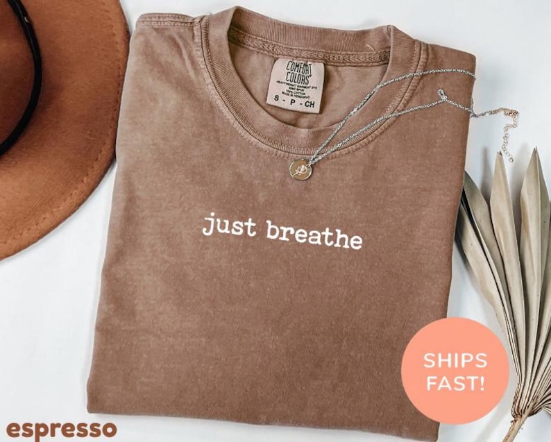 Comfort Colors® Just Breathe Shirt, Hope Shirt, Motivations Shirt, Positives Shirt, Yoga Shirt, Brunch Shirt, Meditation Geschenk, Entspannungs Shirt Bild 1