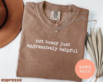 Comfort Colors® Not Bossy Just Aggressively Hilfreiches Shirt, Lustiges Shirt, sarkastisches Mama Geschenk, Lehrer Shirt, lustiger Spruch, Bossy Freund Geschenk