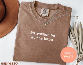 Comfort Colors® Ich wäre lieber in der Scheune Shirt, Barn Girl Shirt, Geschenk für Pferdebesitzer, Landmädchen Shirt, Pferdetrainer Geschenk, Farmmädchen
