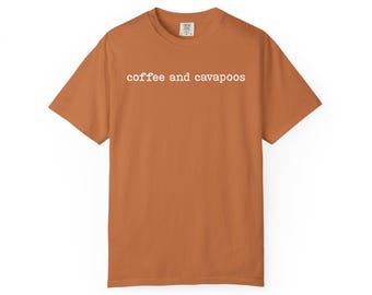 Comfort Colors® Kaffee und Cavapoos Shirt, Cavapoo Mama Shirt, Cavapoo Hunde-Shirt, Cavapoo Besitzer Geschenk, Kaffee trinken mit Cavapoos T-Shirt