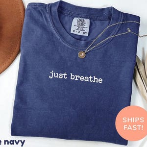 Comfort Colors® Just Breathe Shirt, Hope Shirt, Motivations Shirt, Positives Shirt, Yoga Shirt, Brunch Shirt, Meditation Geschenk, Entspannungs Shirt Bild 9