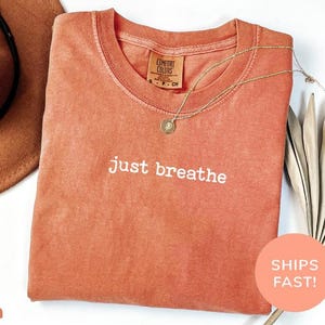 Comfort Colors® Just Breathe Shirt, Hope Shirt, Motivations Shirt, Positives Shirt, Yoga Shirt, Brunch Shirt, Meditation Geschenk, Entspannungs Shirt Bild 7