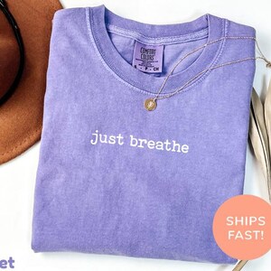 Comfort Colors® Just Breathe Shirt, Hope Shirt, Motivations Shirt, Positives Shirt, Yoga Shirt, Brunch Shirt, Meditation Geschenk, Entspannungs Shirt Bild 6