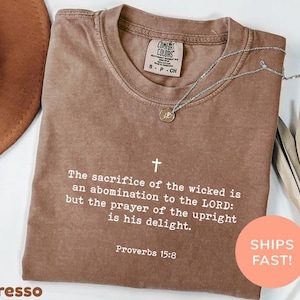Comfort Colors® T-shirt chrétien « Le sacrifice des méchants est une abomination pour l’Éternel » (Proverbes 15:8) - T-shirt avec verset biblique - T-shirt de foi - T-shirt de prière