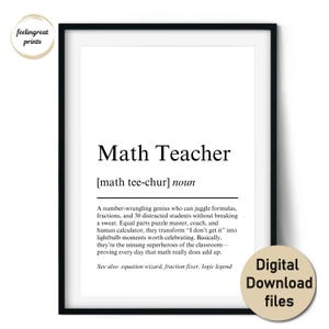 Puede incluir: Una impresión enmarcada en negro con las palabras "Math Teacher" en fuente negra. La definición de un profesor de matemáticas se proporciona debajo del título. Una pegatina circular en la esquina inferior derecha dice "Digital Download files."