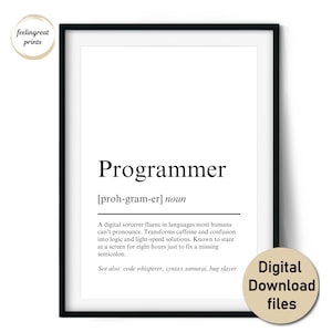 Puede incluir: Impresión enmarcada con la definición de "Programador" en texto negro sobre fondo blanco. La definición describe a un hechicero digital que domina los idiomas, conocido por mirar una pantalla durante ocho horas. Incluye el texto "Digital Download files".