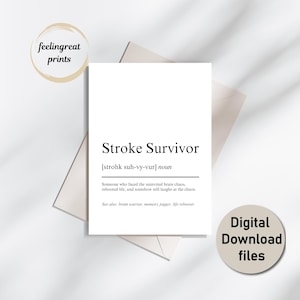 Op de afbeelding: Een witte kaart met de tekst "Stroke Survivor" in vette zwarte letters, met een definitie eronder. De kaart ligt op een neutrale achtergrond met een beige envelop. Een ronde sticker leest "Digital Download files".