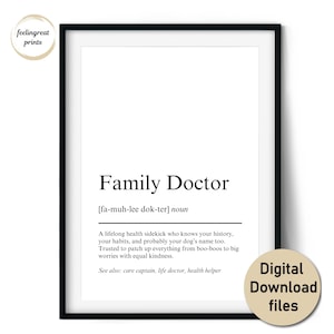 Puede incluir: Una impresión enmarcada con las palabras "Family Doctor" en fuente negra. La definición de "Family Doctor" está debajo del título. La impresión también incluye el texto "Digital Download files" en una pegatina circular.