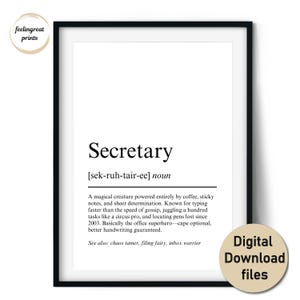 Può includere: Stampa con cornice nera con la definizione di "Secretary" in stile minimalista. Il testo include una descrizione umoristica delle capacità e dei doveri di una segretaria. Con logo "feelingreat prints" e testo "Digital Download files".
