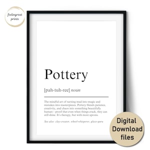 Puede incluir: Una impresión enmarcada con la definición de "Pottery" en texto negro sobre un fondo blanco. La definición incluye la pronunciación, una descripción de la cerámica y términos relacionados. Una pegatina circular dice "Digital Download files".