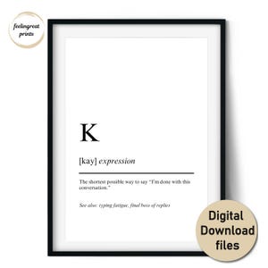 Peut inclure: Une affiche encadrée avec un cadre noir présente la lettre "K" et la définition de "kay" comme une expression. Le texte explique que c'est la façon la plus courte de dire "J'en ai fini avec cette conversation". L'affiche comprend le texte "feelingreat prints" et "Digital Download files".