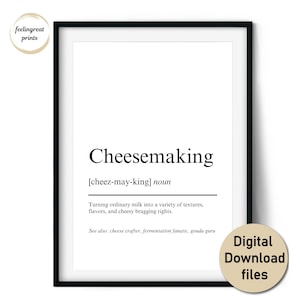 Op de afbeelding: Een ingelijste print met het woord "Cheesemaking" in zwarte letters. De definitie hieronder beschrijft het proces van het omzetten van melk in verschillende texturen en smaken. De print bevat ook de tekst "Digital Download files".