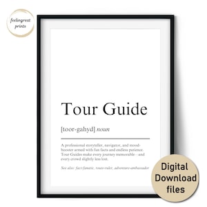 Könnte beinhalten: Ein gerahmter Druck mit dem Text "Tour Guide" in schwarzer Schrift. Die Definition beschreibt einen professionellen Geschichtenerzähler und Navigator. Der Druck enthält auch den Text "Digital Download files".